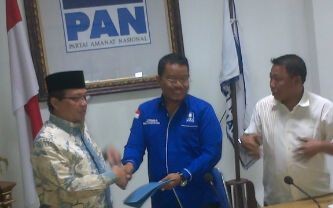 Fachrori Umar menyerahkan berask ke Supriono dan Yos Adrino Adnan